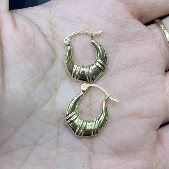 Cute 14kt gold hoops